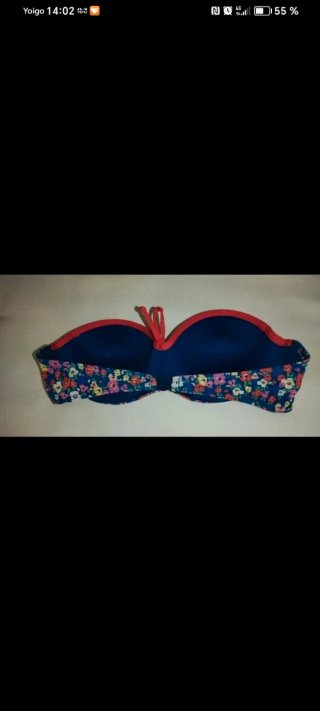Bikini floral azul con detalles rojos
