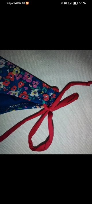 Bikini floral azul con detalles rojos