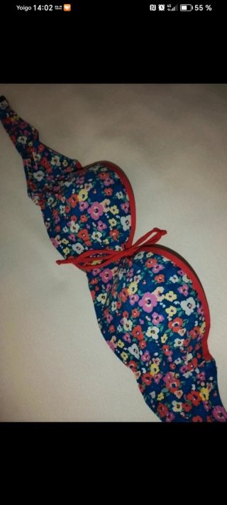 Bikini floral azul con detalles rojos
