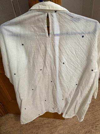 Camisa blanca con estrellas negras