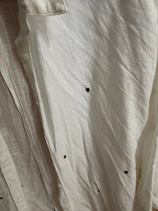 Camisa blanca con estrellas negras