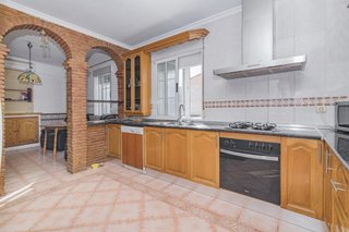Muebles de cocina con horno, hornilla y campana
