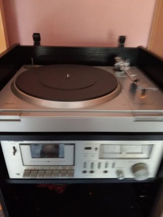 Set musicale vintage con vari componenti