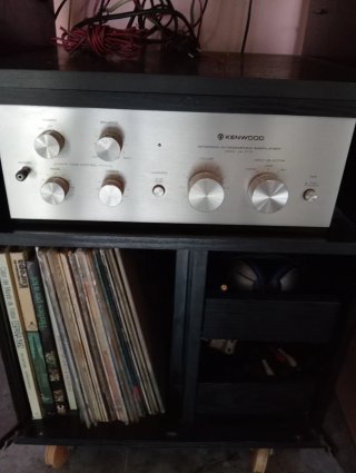 Set musicale vintage con vari componenti