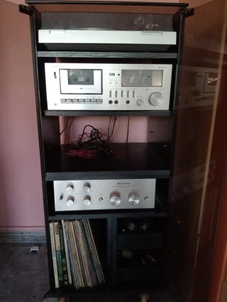 Set musicale vintage con vari componenti