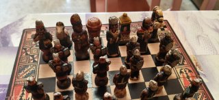 Antiguo juego de ajedrez artesanal
