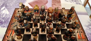 Antiguo juego de ajedrez artesanal
