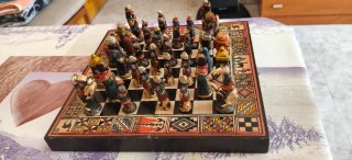Antiguo juego de ajedrez artesanal
