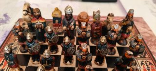 Antiguo juego de ajedrez artesanal