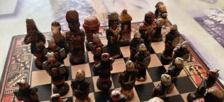 Antiguo juego de ajedrez artesanal