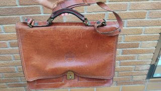 Cartera de piel marrón