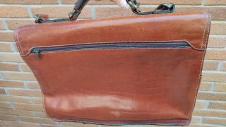Cartera de piel marrón