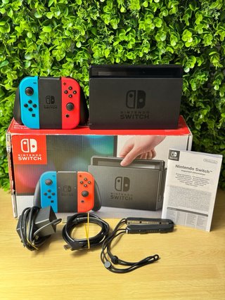 COMO NUEVA Nintendo Switch en su caja + Accesorios