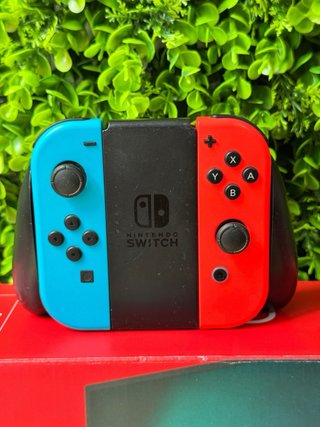 COMO NUEVA Nintendo Switch en su caja + Accesorios