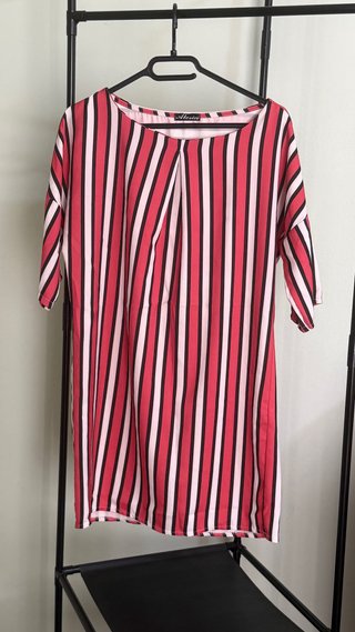 Vestito Alisia a righe rosse, bianche e nere.