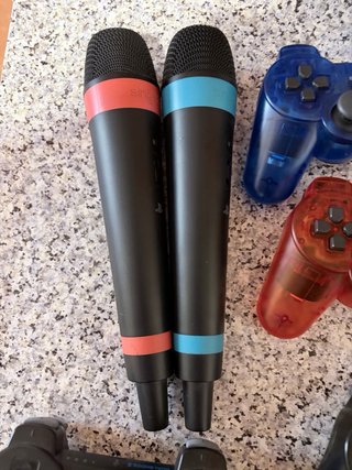 Consola PS3 + 6 Mandos + 2 Micrófonos + 22 Juegos
