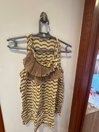 Blusa beige y marrón con volantes