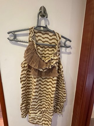 Blusa beige y marrón con volantes