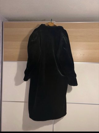Abrigo largo de pelo negro