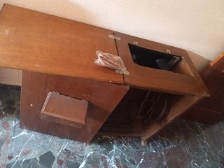 Mueble de madera con puertas y tiradores marca sig