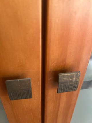 Vitrina de madera con puertas de cristal