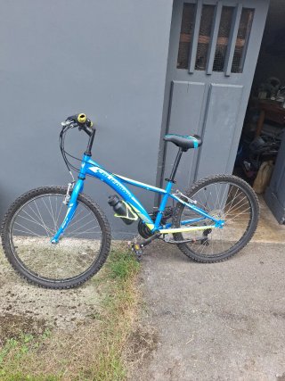 Bicicleta niño azul poco uso, lleva 4 años parada