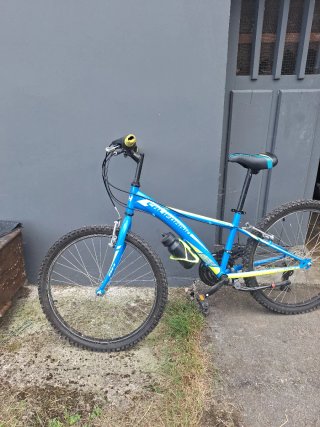 Bicicleta niño azul poco uso, lleva 4 años parada