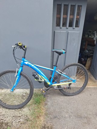 Bicicleta niño azul poco uso, lleva 4 años parada