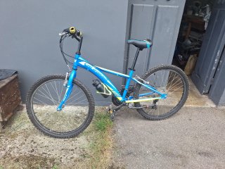 Bicicleta niño azul poco uso, lleva 4 años parada