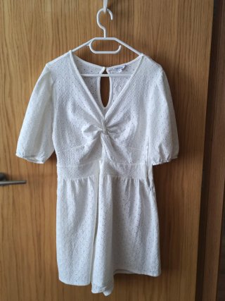 Mono blanco con lazada