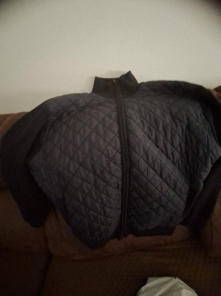 Chaqueta acolchada negra con cremallera