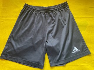Pantalón corto Adidas negro.