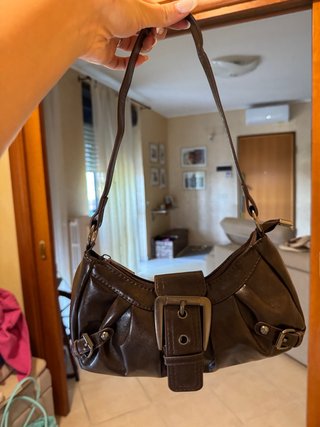 Borsetta marrone con fibbia