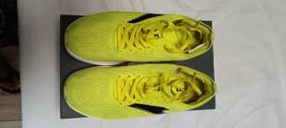 Zapatillas running Joma verdes y blancas