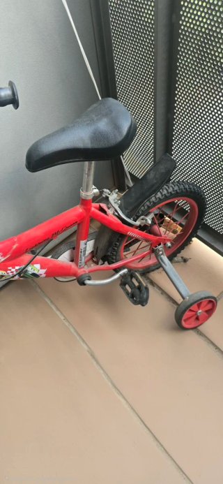 Bicicleta infantil roja