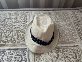 Sombrero de paja beige con cinta de anclas