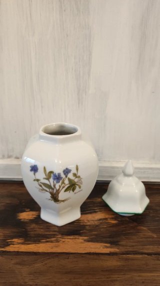 Tibor de porcelana con flores azules