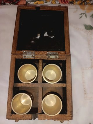 Cajita de madera con 4 vasitos de chupito