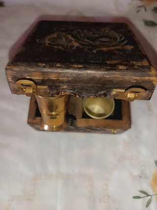 Cajita de madera con 4 vasitos de chupito