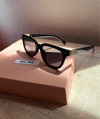 Gafas Miu Miu Negras y Rosas con Caja