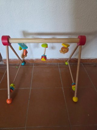 Gimnasio de madera para bebé