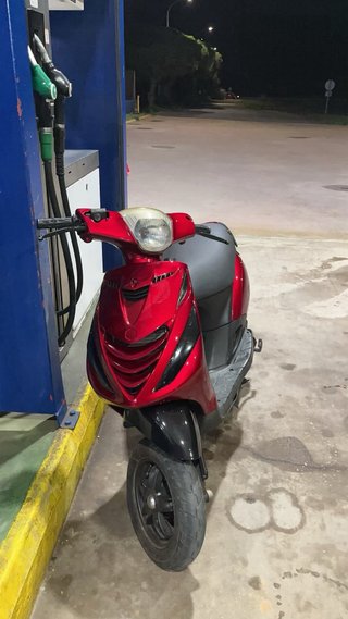 Moto Scooter Roja y Negra