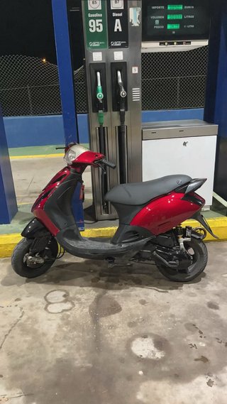 Moto Scooter Roja y Negra