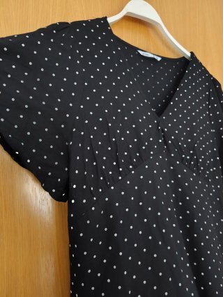 Vestido negro con topos