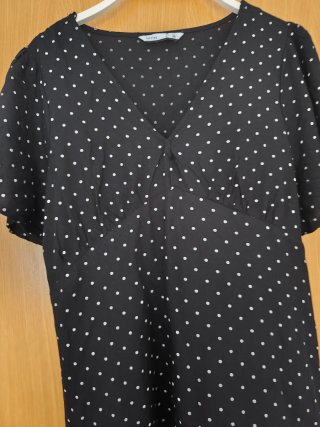 Vestido negro con topos