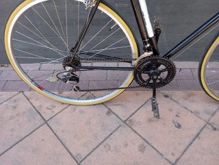 Bicicleta de carretera Fixie negra