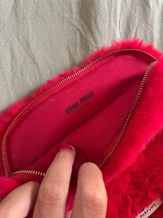 Borsa da toilette Miu Miu in peluche rosso