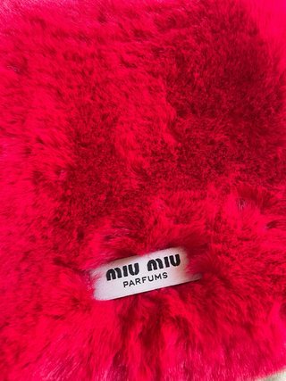 Borsa da toilette Miu Miu in peluche rosso