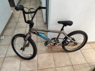 2 Bicicleta BMX, 1 SHARK,y otra gris