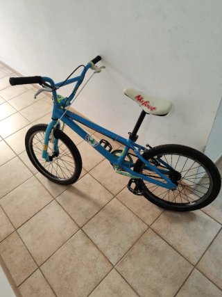 2 Bicicleta BMX, 1 SHARK,y otra gris
